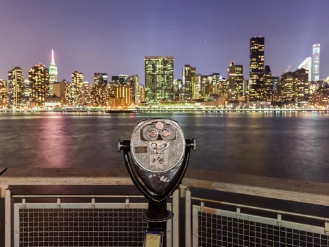 **Alt sugerido (≤80 caracteres):** Mirador nocturno con vistas al skyline de Manhattan, Nueva York