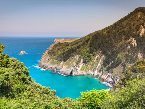 Acantilados y aguas turquesas en la costa de Pechón, Cantabria.