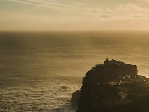 Fuerte de San Miguel Arcángel sobre el acantilado de Nazaré frente al mar brumoso.