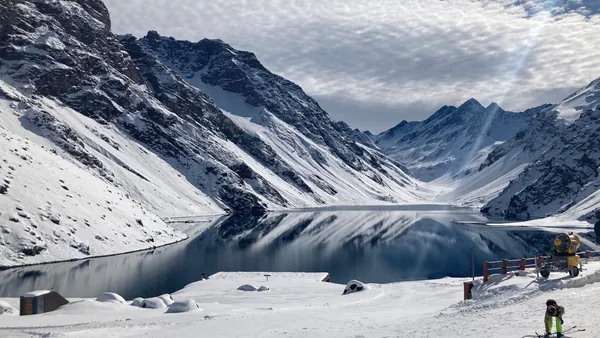 Descubre el centro de esquí Portillo y la Laguna del Inca con esta excursión desde Santiago de Chile.