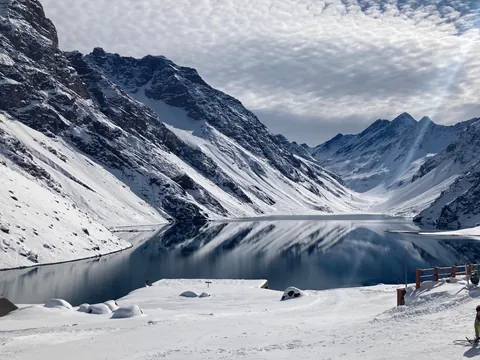 Descubre el centro de esquí Portillo y la Laguna del Inca con esta excursión desde Santiago de Chile.