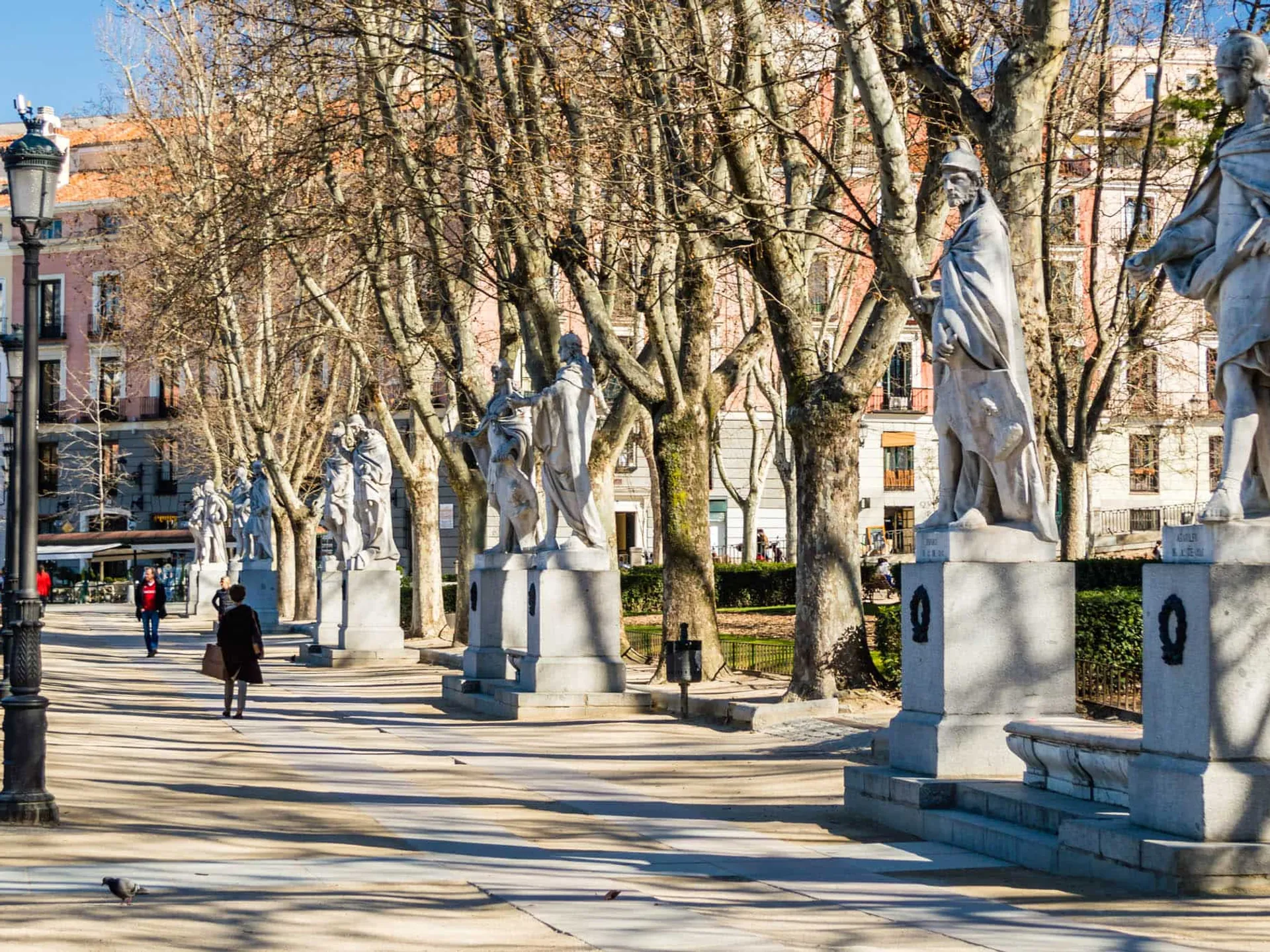 Estatuas Reyes españoles en la Plaza de Oriente - Guía Viaje Madrid - Buendía Tours