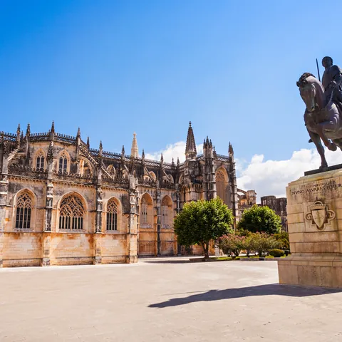 Estatua de Nuno Álvares Pereira frente al Monasterio de Batalha, Portugal