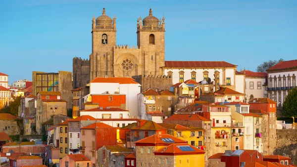 Descubre la historia y la cultura de los mejores monumentos de Oporto, como la Catedral de Sé o la Torre de los Clérigos, con un tour panorámico en minibús acompañado del guía local.