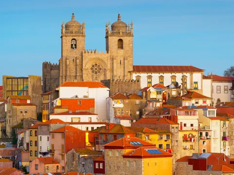 Descubre la historia y la cultura de los mejores monumentos de Oporto, como la Catedral de Sé o la Torre de los Clérigos, con un tour panorámico en minibús acompañado del guía local.