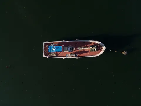 Barco pesquero desde el aire en la ría de Arousa