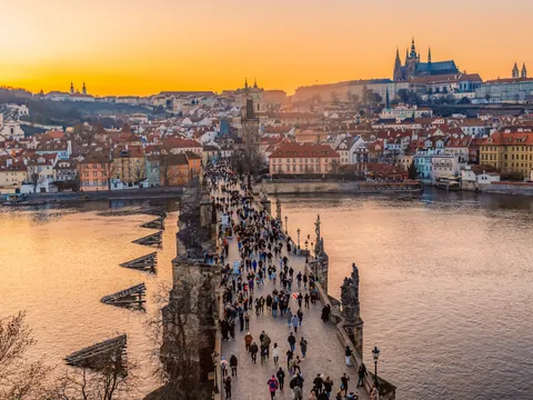 Puente de Praga con vista de la ciudad