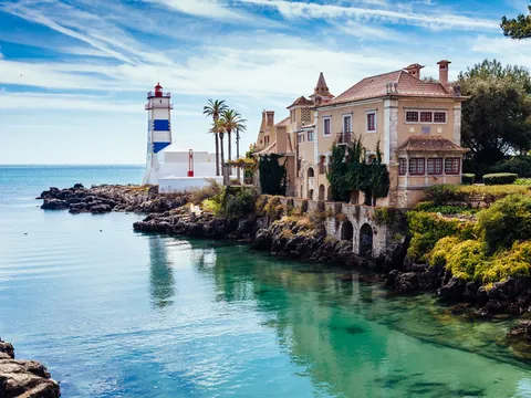 Faro de Santa Marta y casa costera en Cascais.