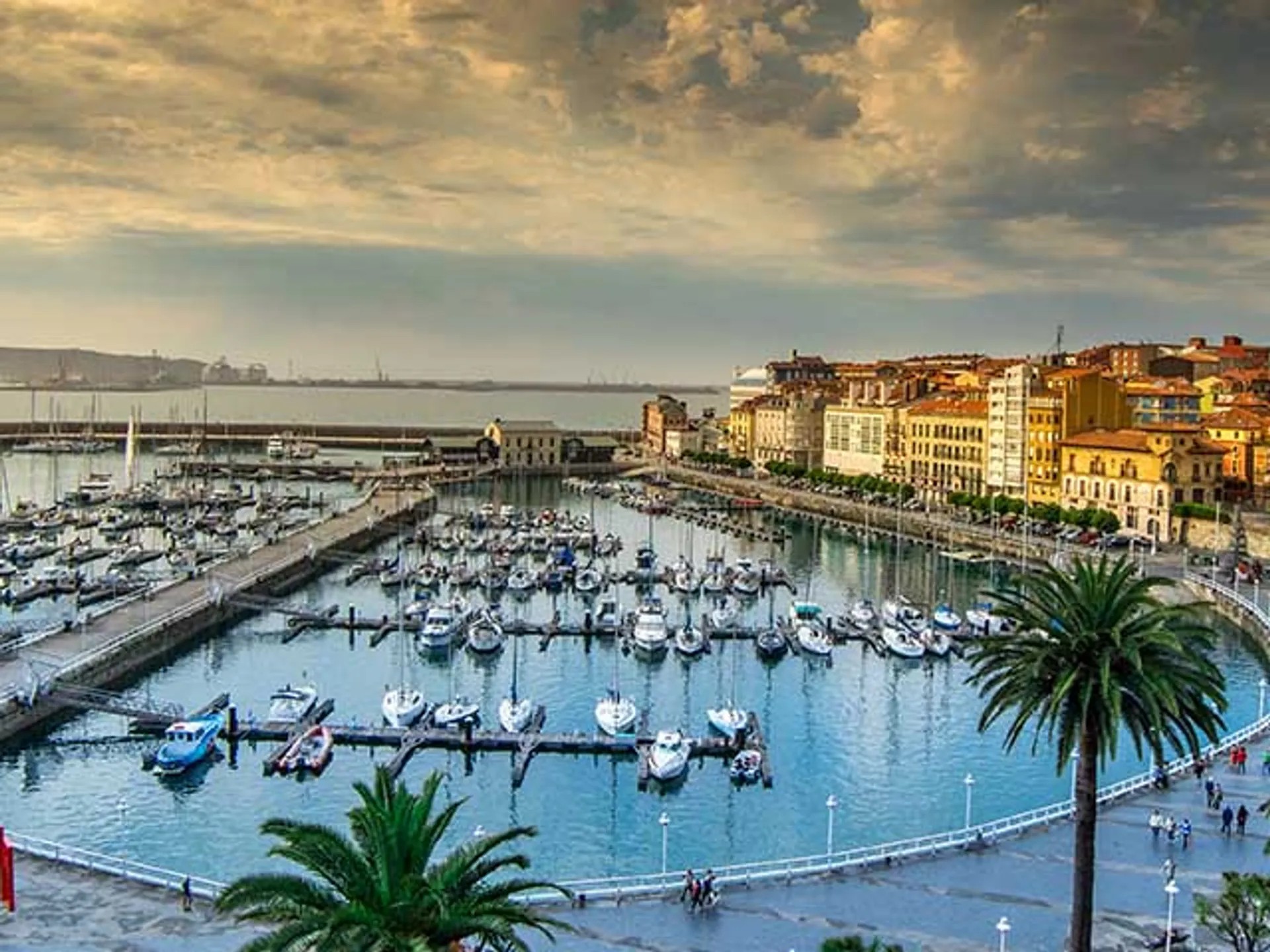 Vísa aérea del puerto deportivo de Gijón al atardecer - Qué ver y qué hacer en Oviedo y sus alrededores - Blog - Buendía Tours