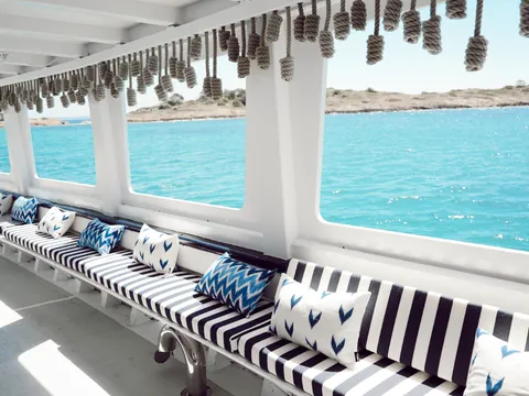 Zona de descanso de un barco en la bahía de Mallorca