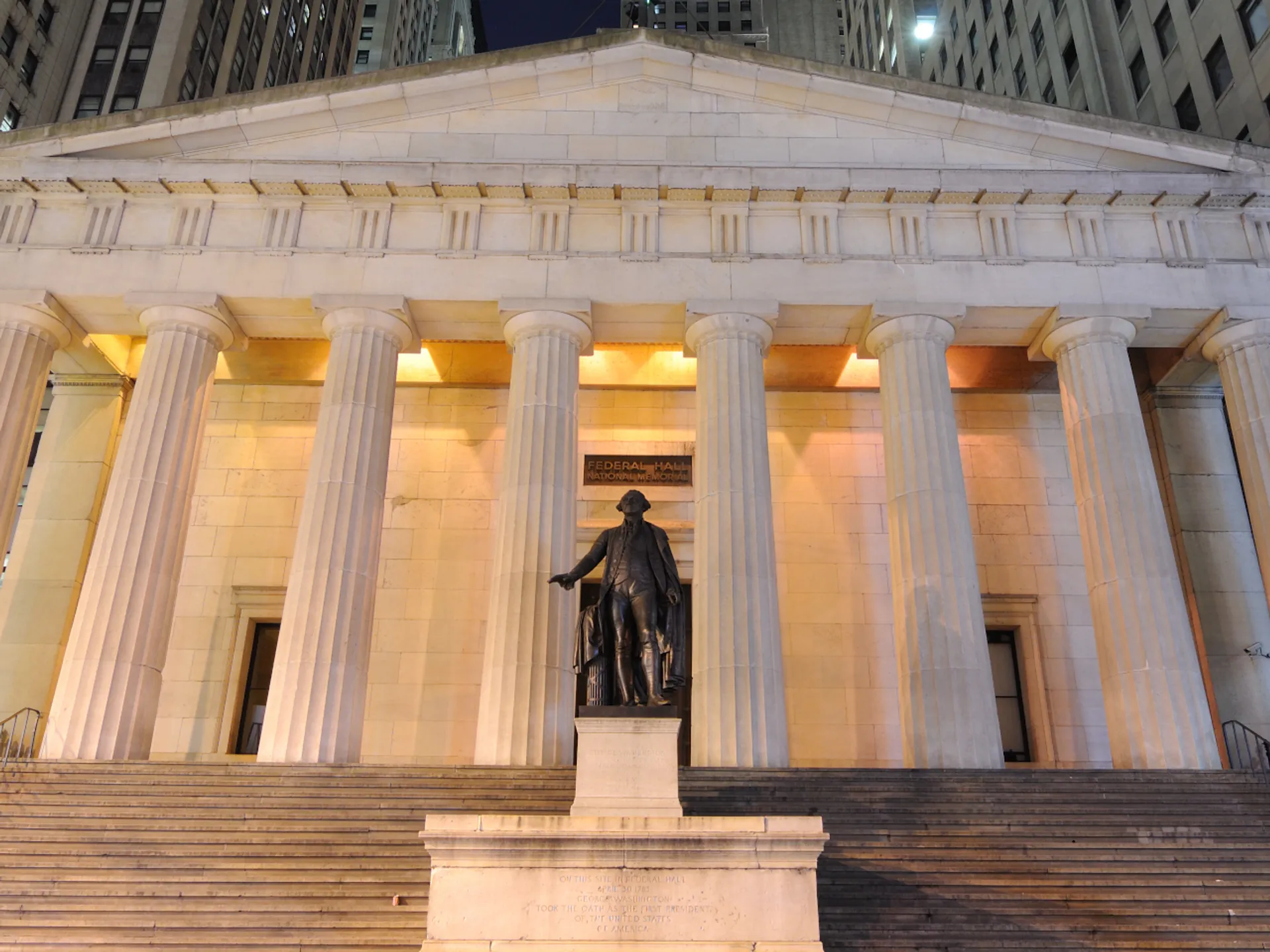 Vista frontal del Federal Hall con Estatua de George Washington - Federal Hall - Qué ver en Nueva York - Guía de Viajes Nueva York - Buendía Tours
