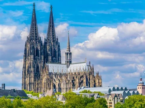 La imponente Catedral de Colonia, un tesoro gótico que se eleva sobre la ciudad.