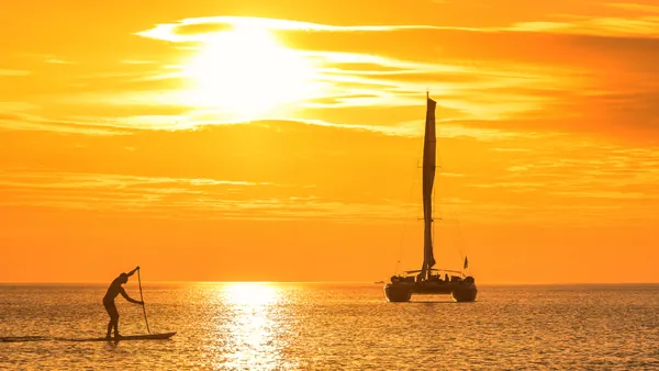 catamarán Menorca Puesta Sol Fornells Baleares excursión barco