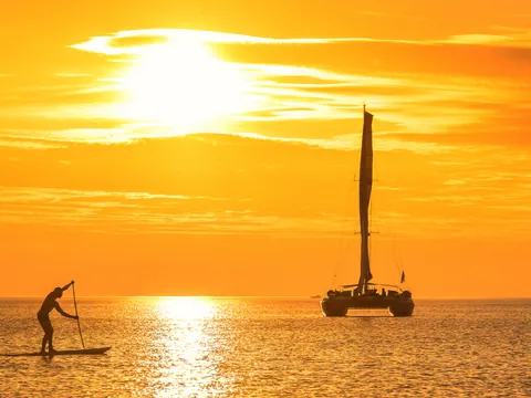 catamarán Menorca Puesta Sol Fornells Baleares excursión barco