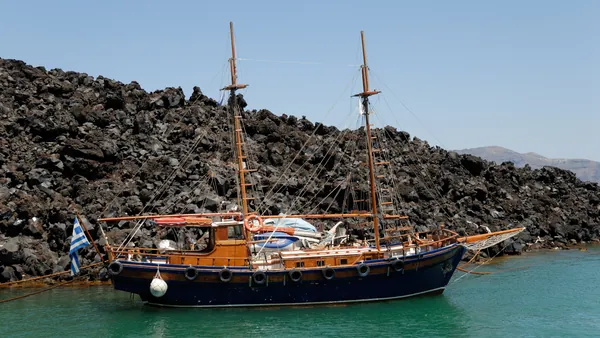 Crucreo islas Volcanicas Santorini Puesta de Sol Oia Sunset paseo en barco Tradicional Griego Nea Kameni Volcal Palea Kameni Hot Spring Thirassia Grecia