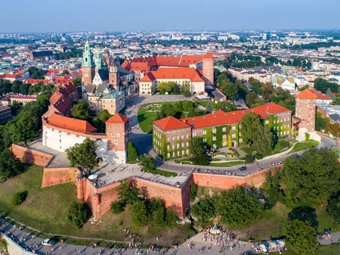 Vista aérea de las murallas y el Castillo de Wawel en Cracovia.