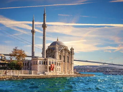 Mezquita de Ortaköy junto al puente del Bósforo durante un crucero en Estambul, Turquía