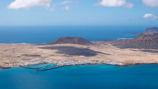Vista aérea de la Isla Graciosa, una visita casi obligada de las Islas Canarias.