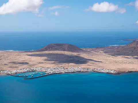 Vista aérea de la Isla Graciosa, una visita casi obligada de las Islas Canarias.