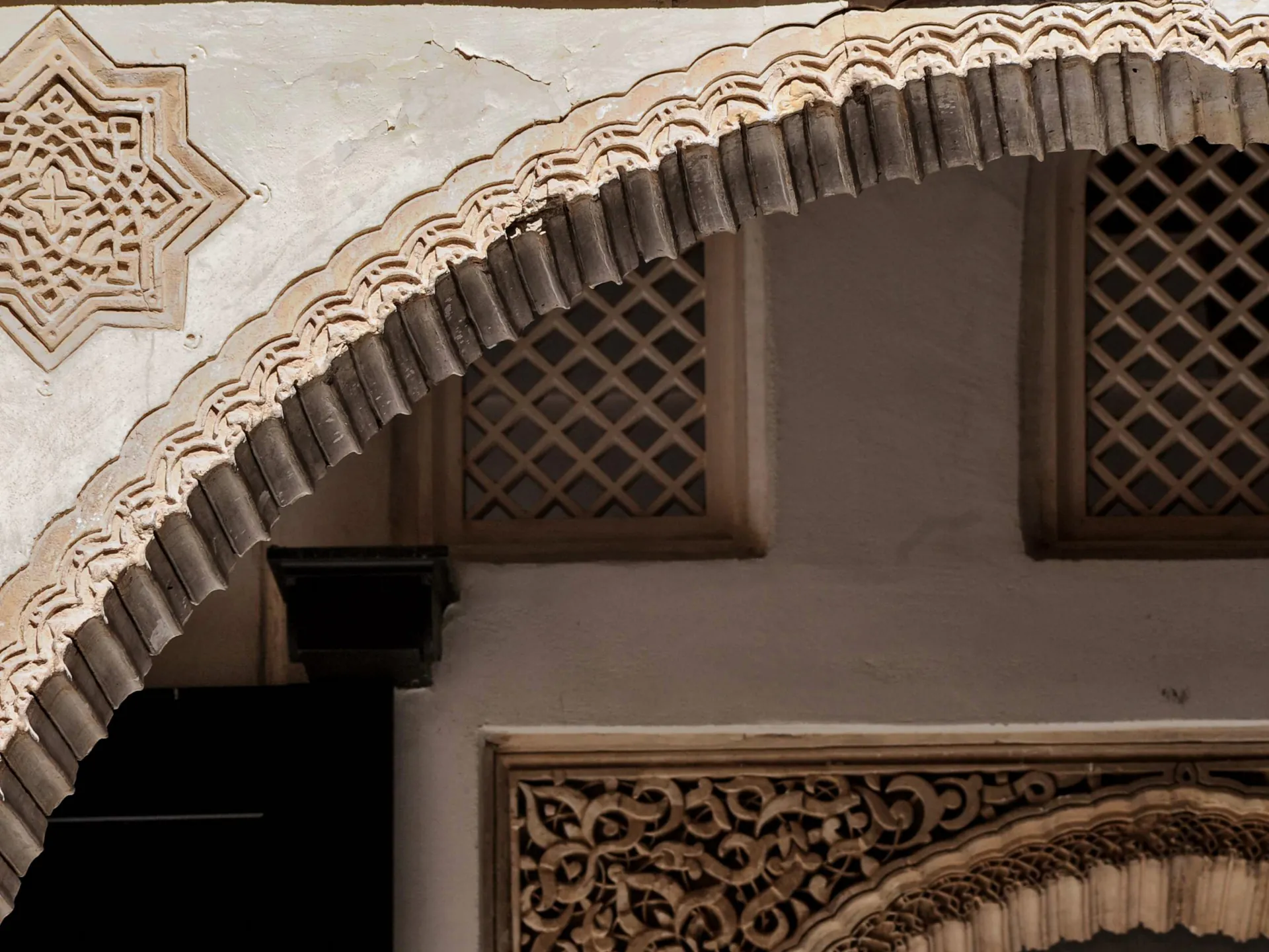 Detalle de uno de los arcos de la Casa Zafra de Granada Casa de Zafra - Museos de Granada - Qué ver en Granada - Guía de viaje Granada - Buendía Tours