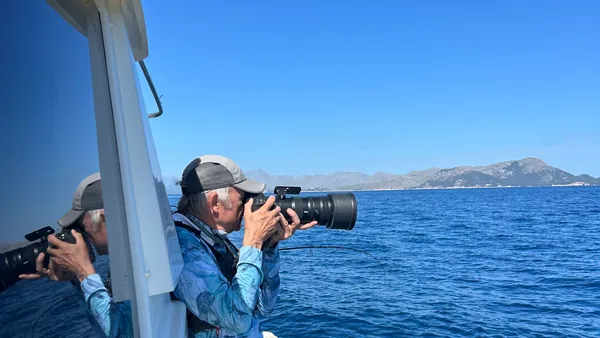 Participante de la actividad de pesca realiza fotos de los ejemplares pescados y el paisaje.
