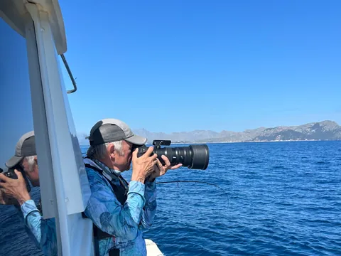 Participante de la actividad de pesca realiza fotos de los ejemplares pescados y el paisaje.
