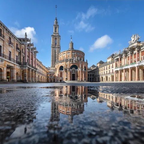 Universidad Laboral de Gijón reflejada en un charco de agua, Asturias