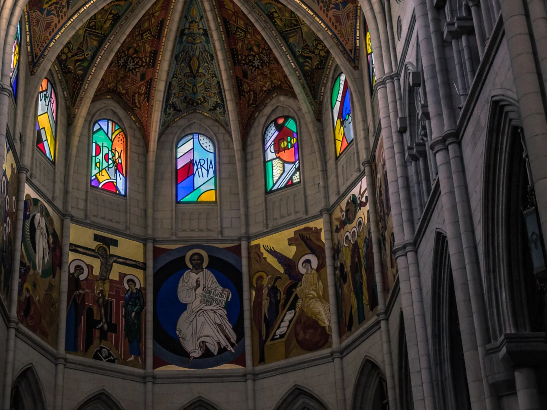 Interior de la Catedral de la Almudena - Catedral de la Almudena - Qué ver en Madrid - Guía de Viajes Madrid - Buendía Tours