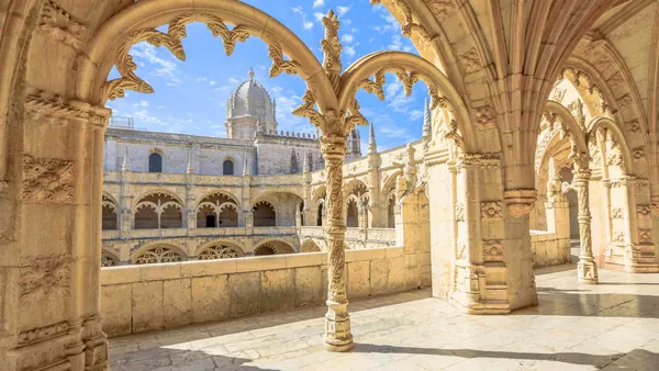 Claustro del Monasterio de los Jerónimos en Belém, Lisboa, al detalle