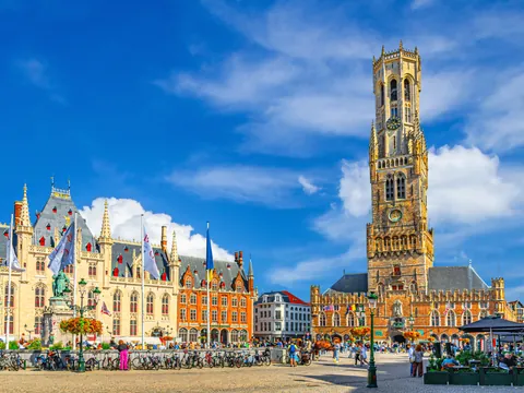 Campanario Belfort en plaza del Mercado, Brujas, Bélgica