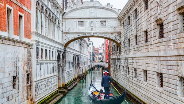 Góndola bajo el Puente de los Suspiros en Venecia