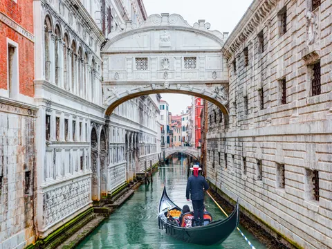 Góndola bajo el Puente de los Suspiros en Venecia