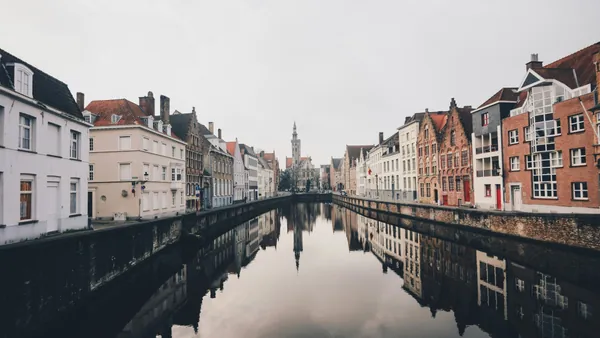 Torre de la Poortersloge y canal en Brujas, Bélgica