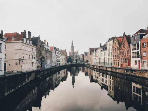 Torre de la Poortersloge y canal en Brujas, Bélgica