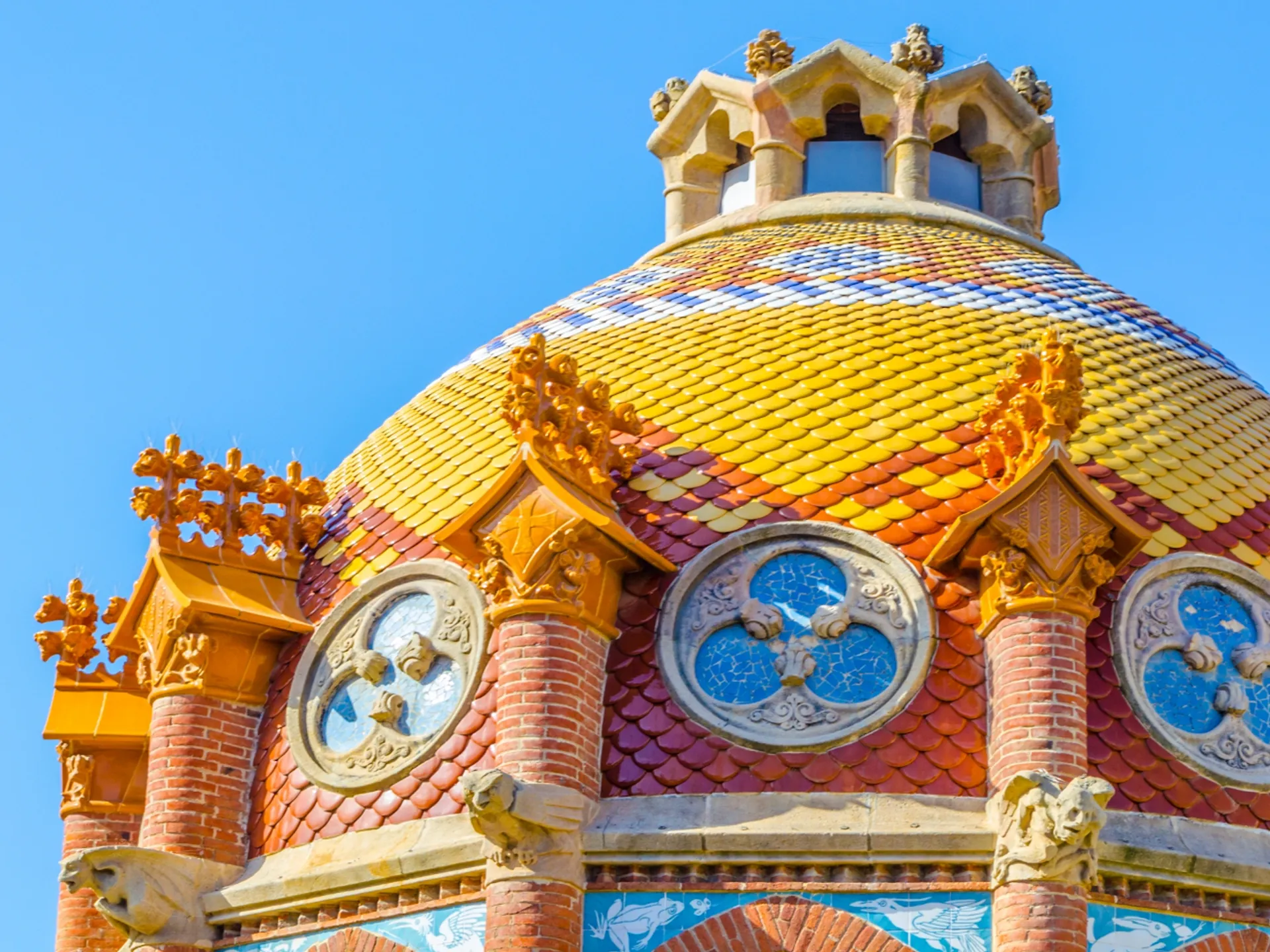 Detalle de la fachada del Hospital de la Santa Creu i Sant Pau - Hospital de la Santa Creu i Sant Pau de Barcelona - Qué ver en Barcelona - Guía de Viajes Barcelona - Buendía Tours