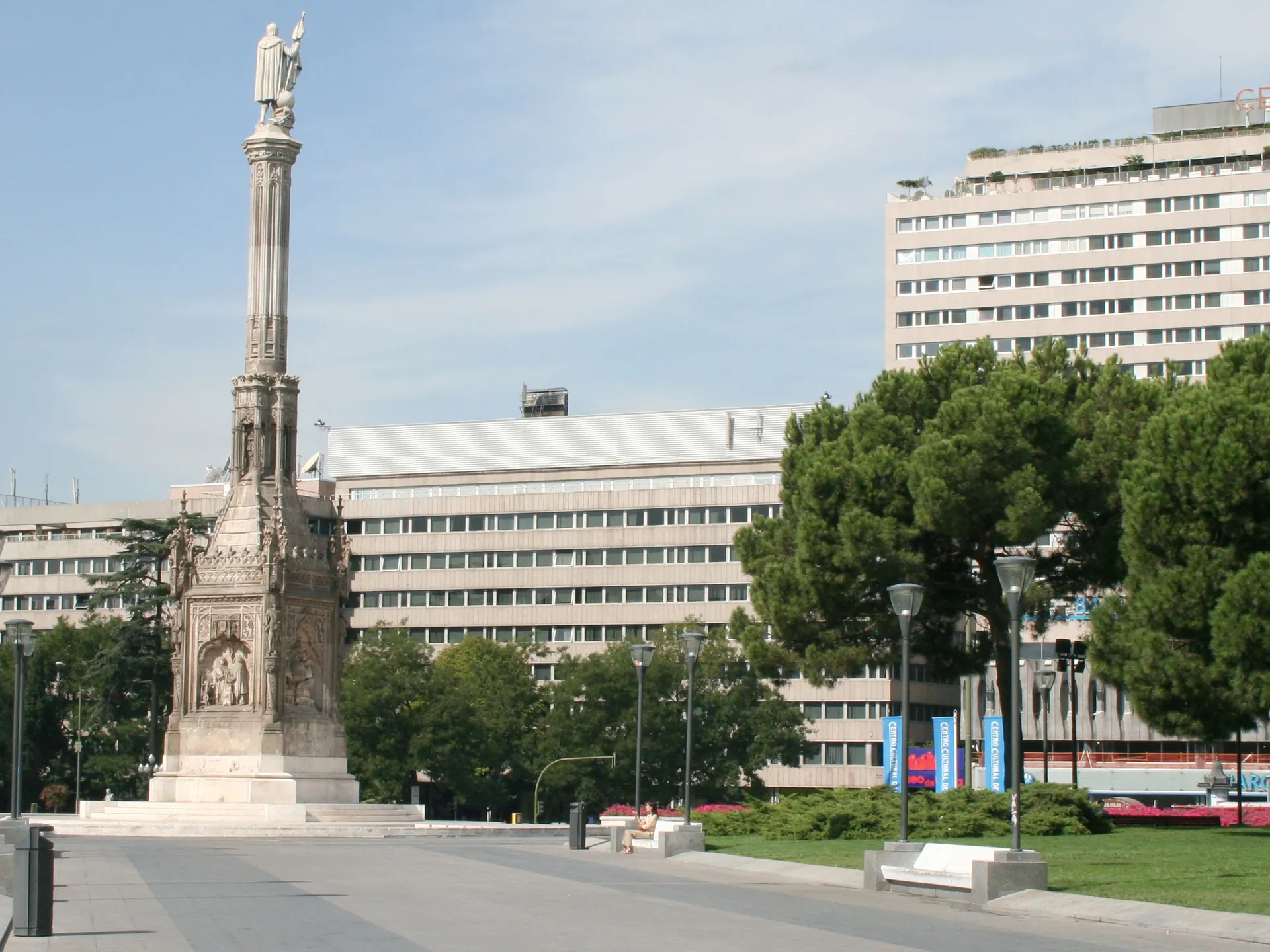 Plaza de Colón con el Monumento a Colón - Plaza de Colón - Qué ver en Madrid - Guía de Viajes Madrid - Buendía