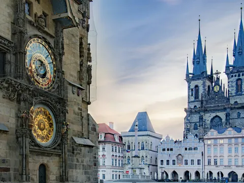 Reloj Astronómico y vistas de la plaza del casco viejo de Praga, República Checa