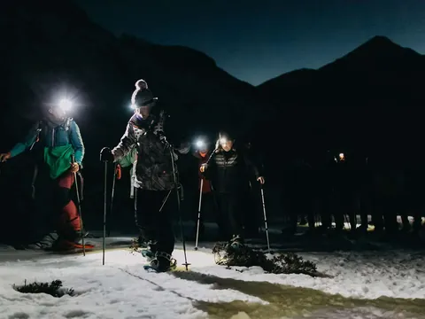 Ruta Nocturna Raquetas Nieve Fuentes Invierno excursión San Isidro Aller Asturias Castilla León