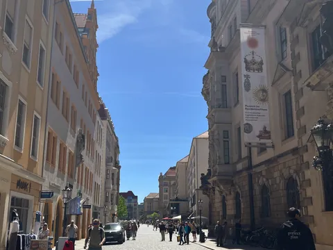 excursionistas por las calles de Dresde Alemania