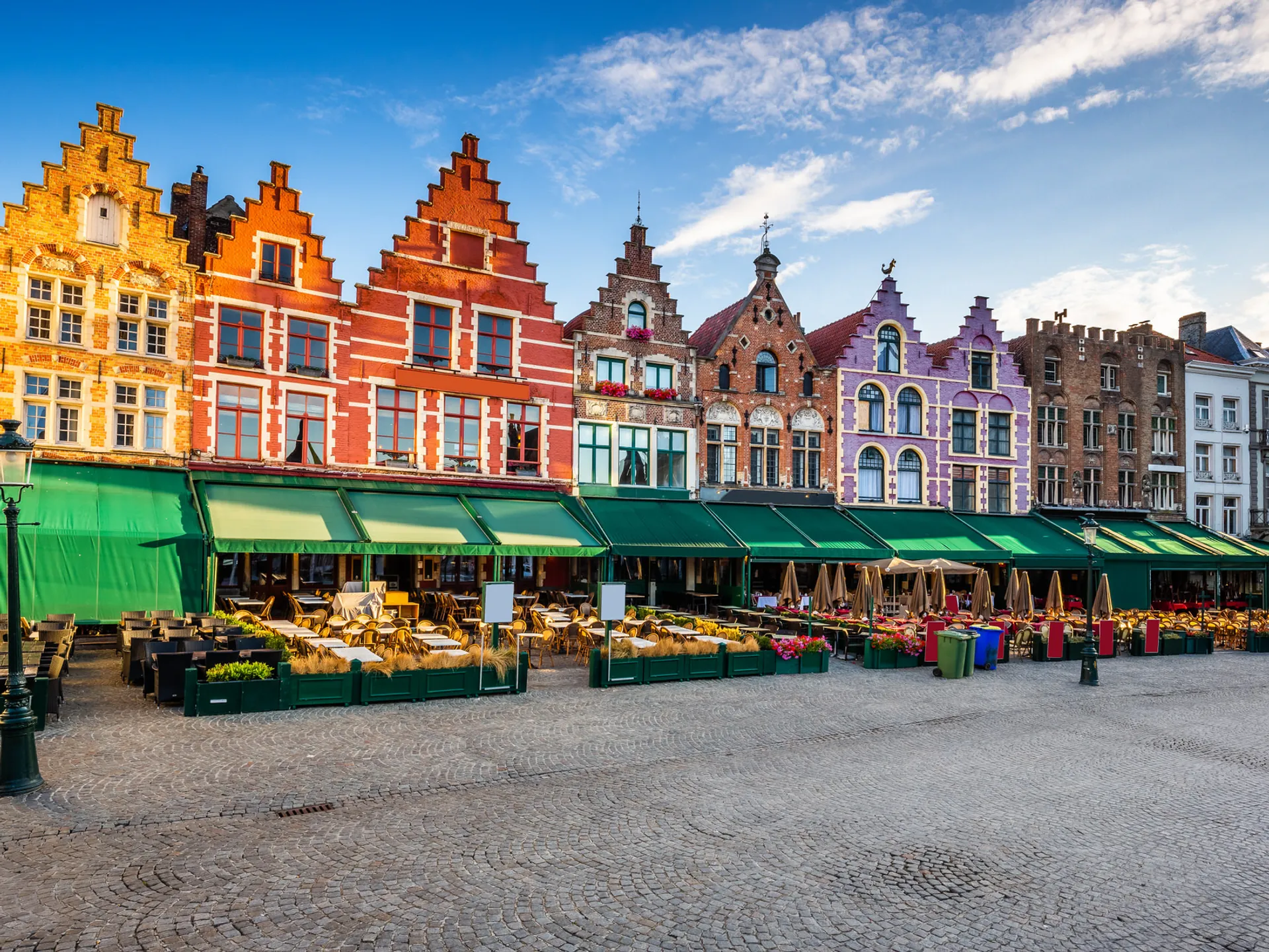Típicas casas y restaurantes en la Plaza Mayor de Brujas