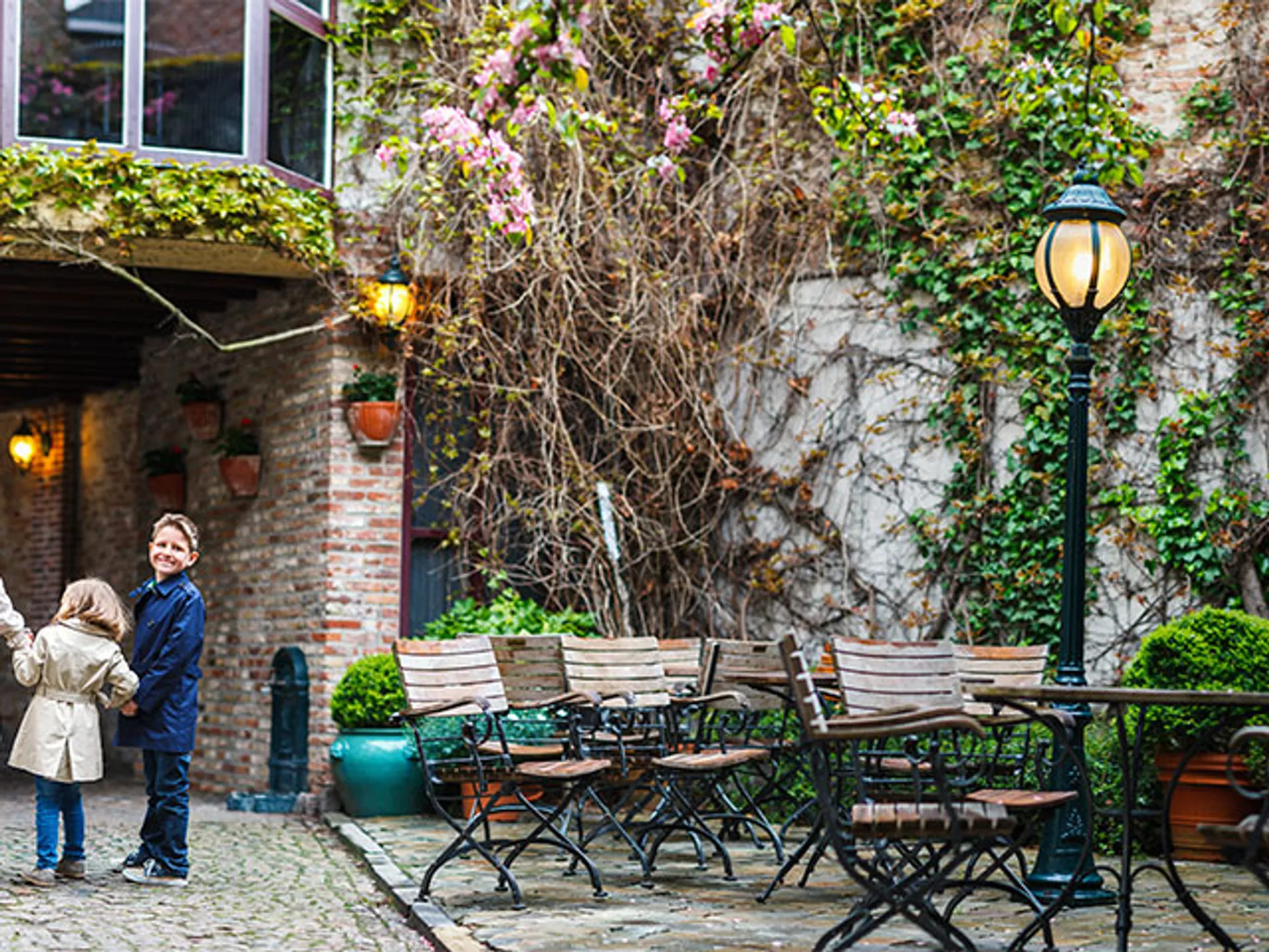 Familia paseando por las calles de Brujas en Bélgica