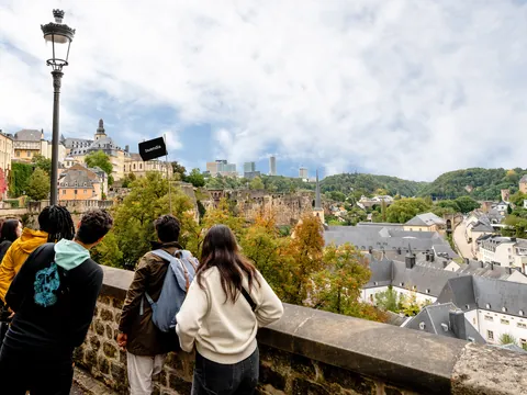 Grupo con guía de buendía contemplando barrio de Grund, Luxemburgo
