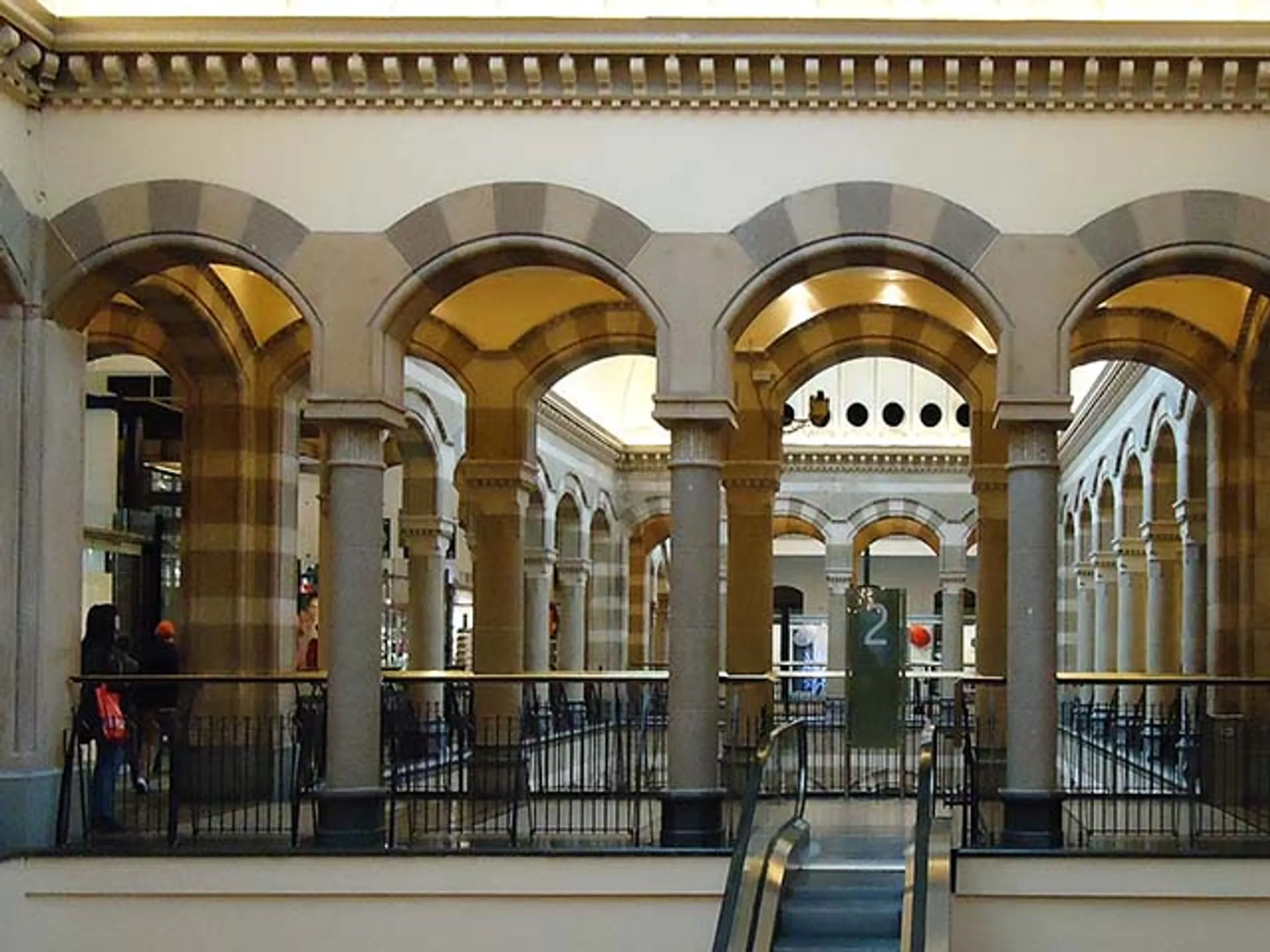 Interior Magna Plaza en Ámsterdam-Guía de viajes -buendiatours