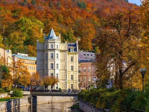 Edificios junto al río Teplá en Karlovy Vary