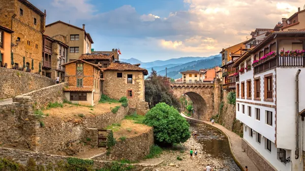 Puente de San Cayetano sobre el río Quiviesa en el casco antiguo de Potes