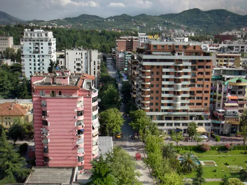 El Distrito de Blloku soprende con sus altos edificios de colores.
