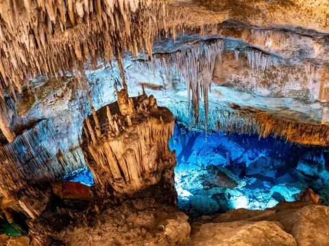 Vista cenital de estalactitas y aguas en las Cuevas del Drach, Mallorca