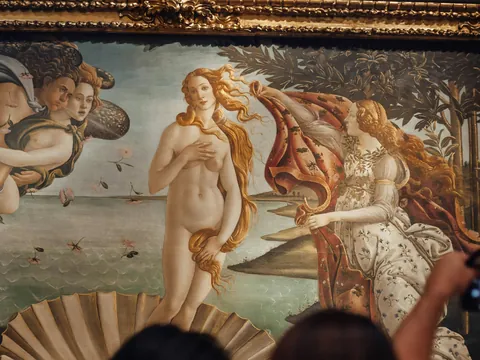 Pintura El nacimiento de Venus de Sandro Botticelli enmarcada en el museo Uffizi, Florencia, Italia.