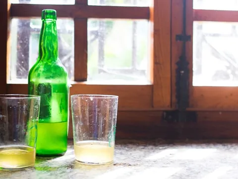 Dos vasos y una botella de sidra en una sidrería en Gijón - Sidrerías Gijón - Comer en Gijón - Guía de viajes - Buendía Tours