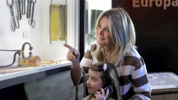 Una madre y su hija escuchando la historia de esta delicia.